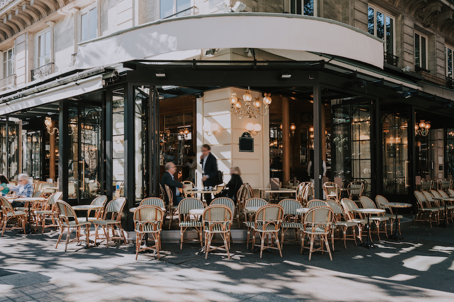 Rue pavée à Paris avec un café et lumière du matin